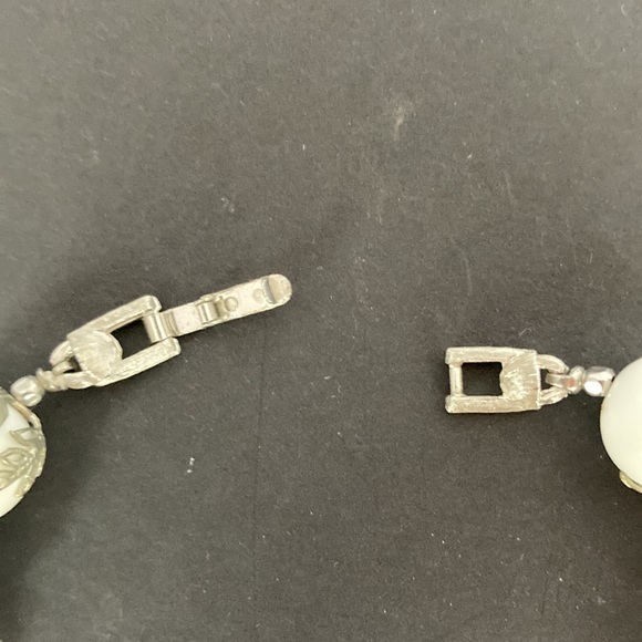 Z9 Beautiful costume necklace and clip on earrings that are white with leaves. - Picture 2 of 7